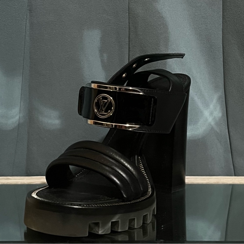 Im selling Louis Vuitton heels size 37. Bought them in Paris and only wore once